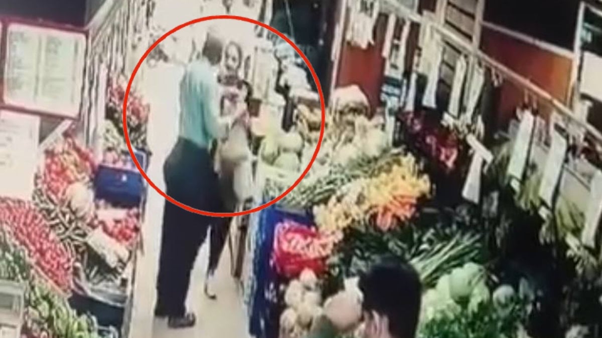 Markette dehşet anları kamerada: Tartıştığı kadına yumruk attı