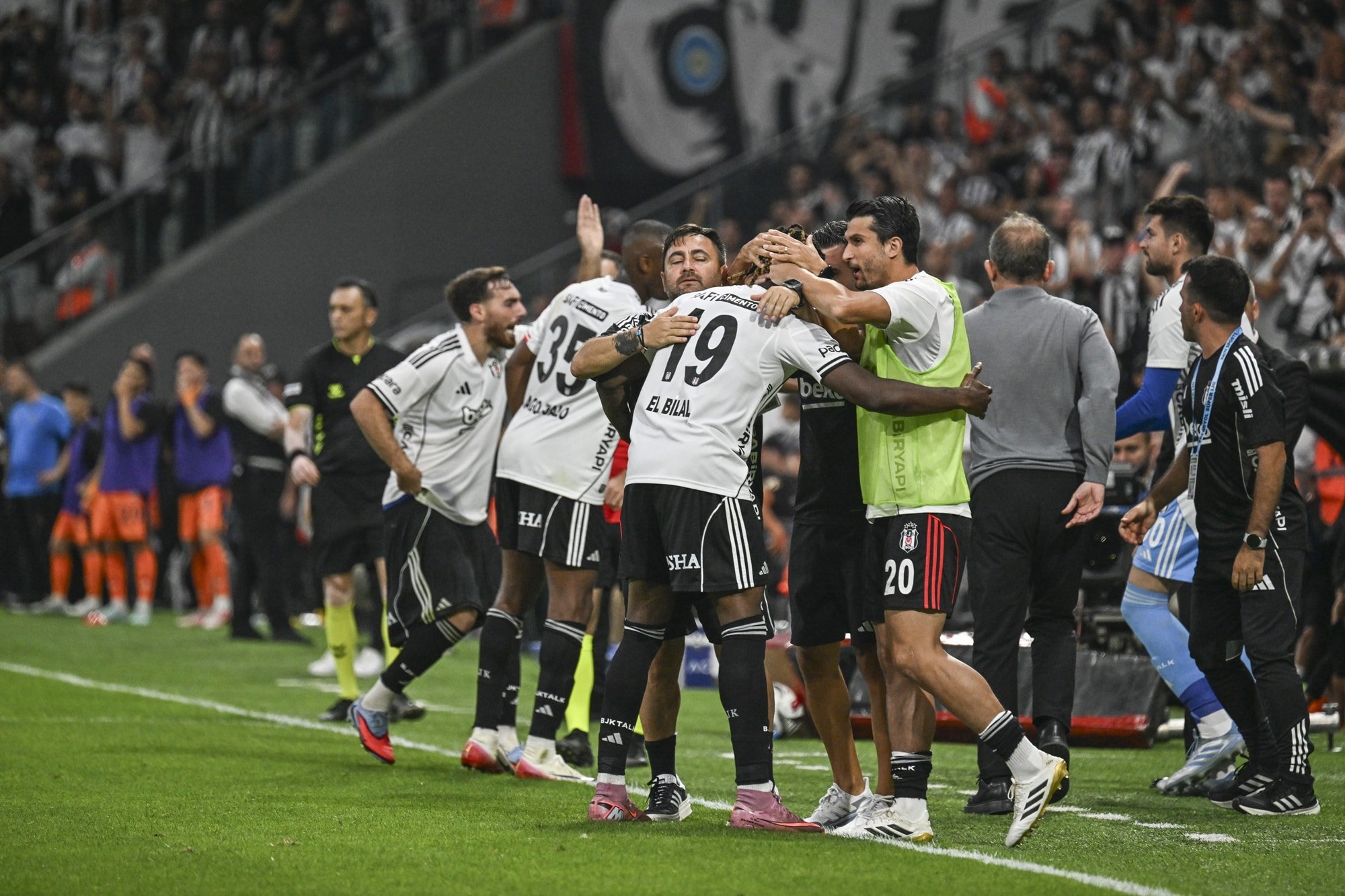 Beşiktaş 'maaş kamburu'ndan kurtuldu
