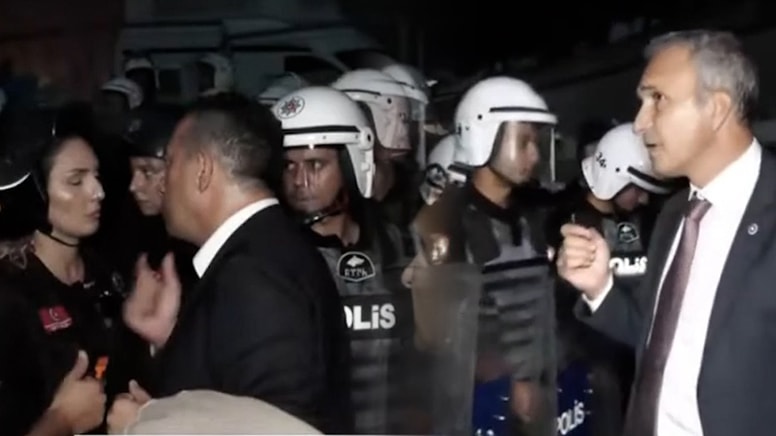 CHP İstanbul İl Başkanlığı önünde tansiyon yükseldi: Polis binayı abluka altına aldı