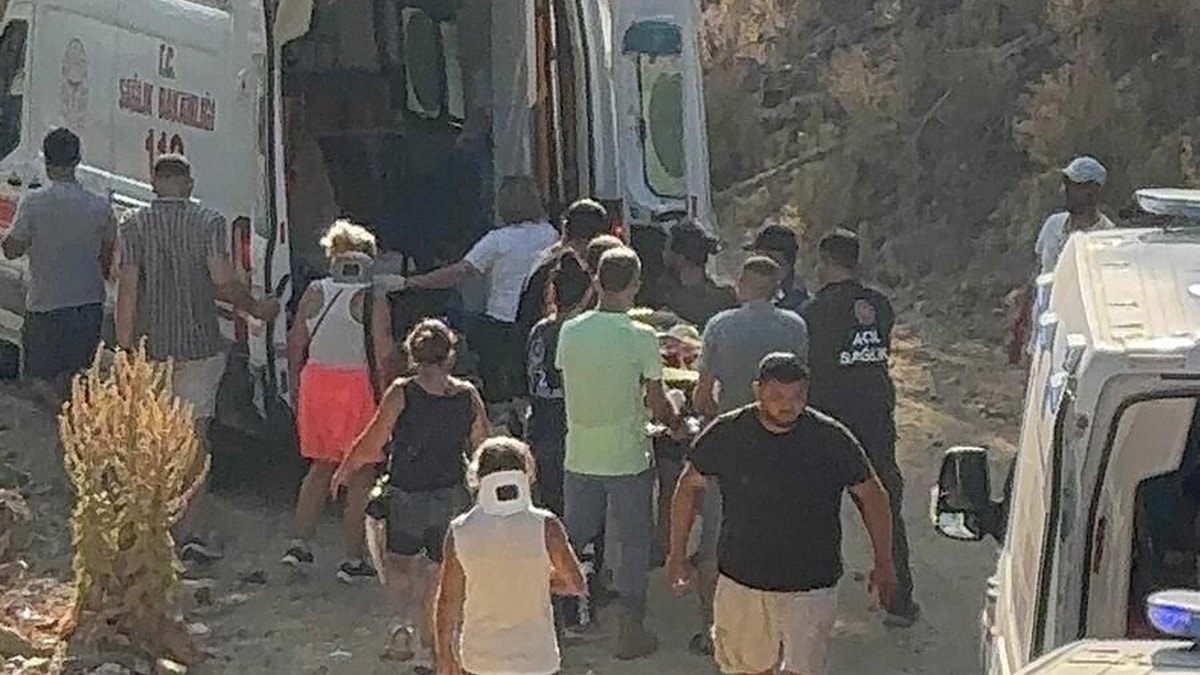 Tur minibüsü devrildi, çok sayıda yaralı var!