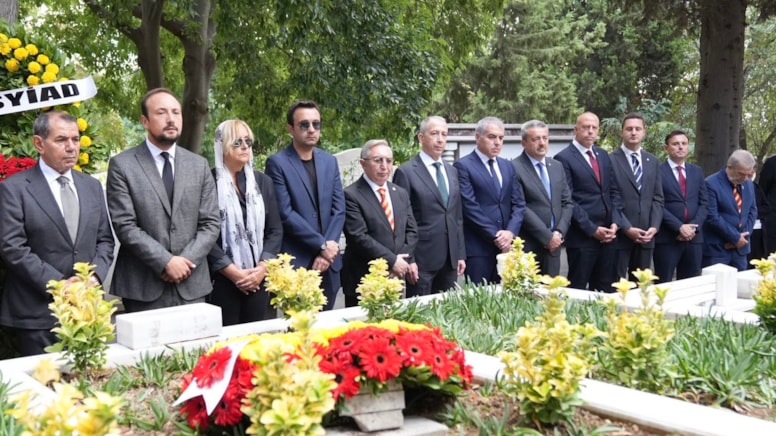 ‘Taçsız Kral’ kabri başında anıldı