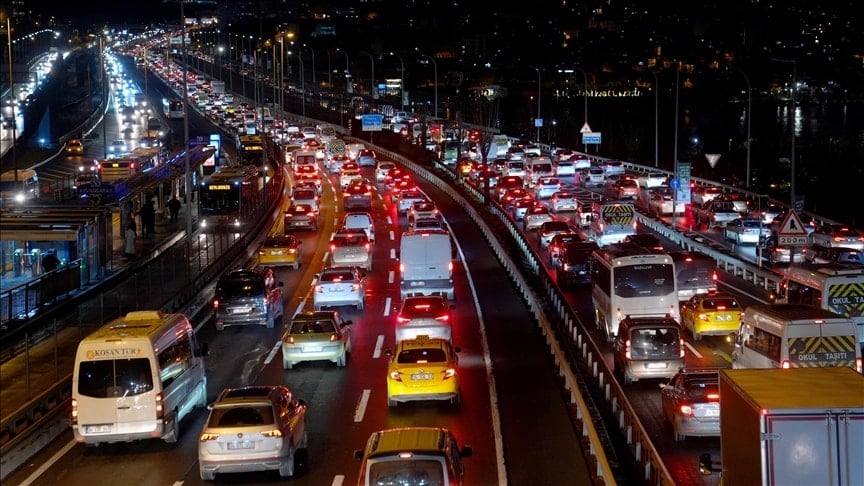 İstanbul'da pazartesi trafiği! Yollar kırmızıya döndü