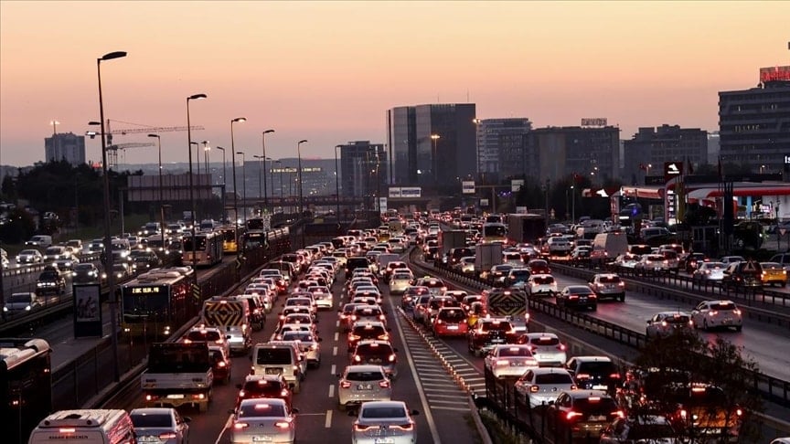 İstanbul'da trafik durma noktasına geldi, harita kırmızıya döndü
