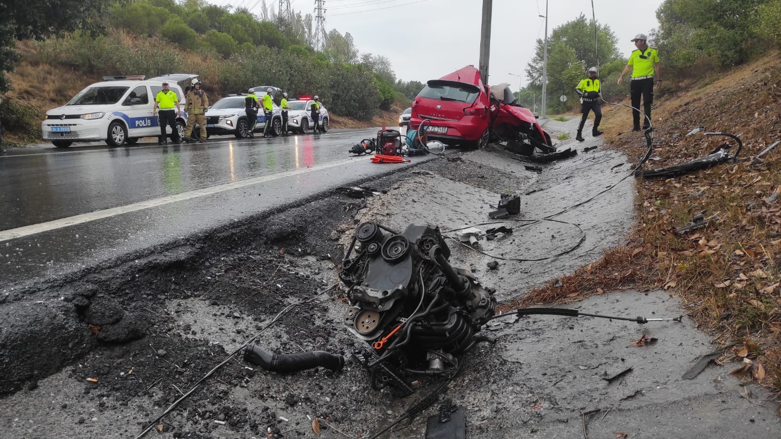 Eyüpsultan’da otomobil aydınlatma direğine çarptı: 1 ölü