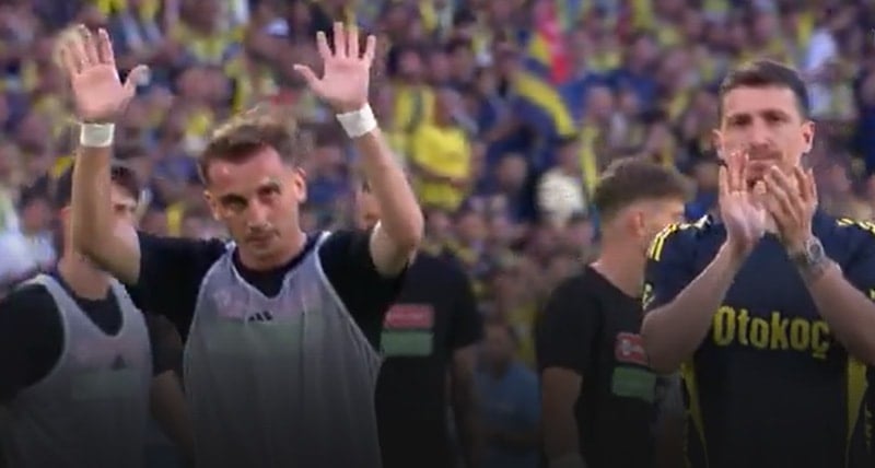 Kerem ve Mert Hakan tribüne birlikte gitti