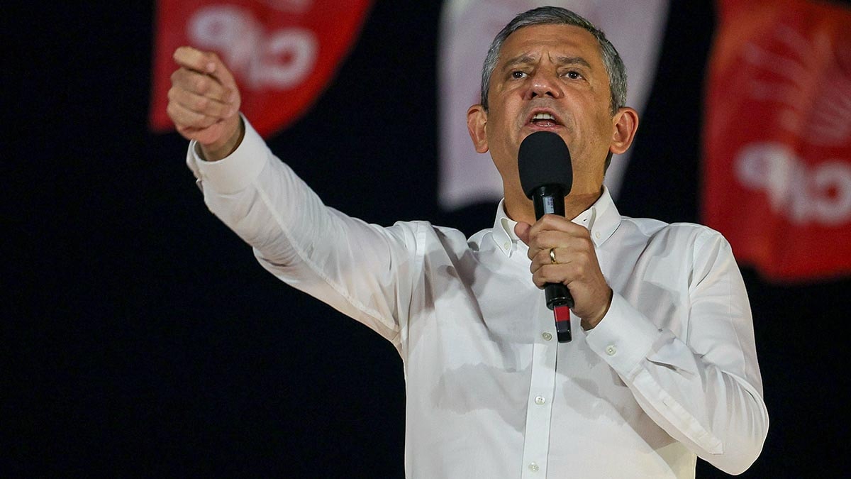 Özgür Özel'den CHP İstanbul il binası önündeki polis bariyerine sert tepki