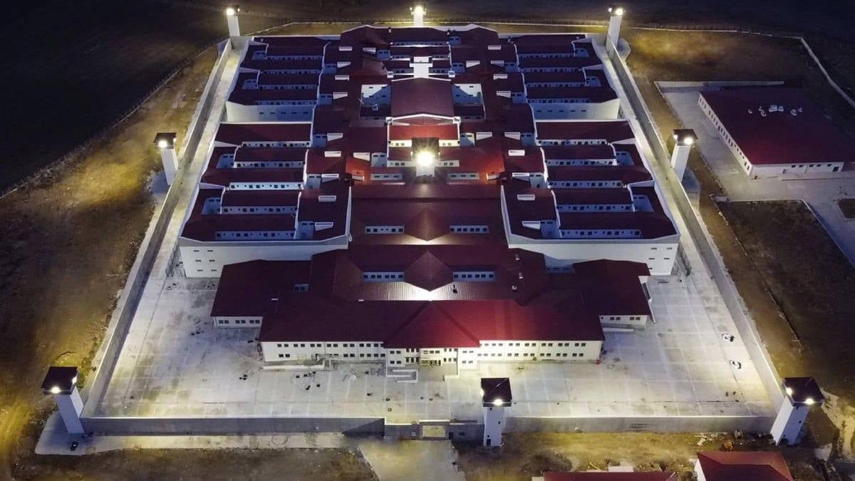 Kuyu tipi cezaevinde, aylardır iddianame bekliyorlar