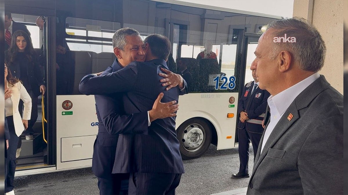 Son Dakika... Özgür Özel İstanbul'a geldi, Özgür Çelik havalimanında karşıladı