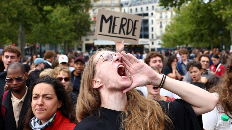 Fransa'da halk, derdini sokaklara taşıdı: 'Başbakan yetmez, Macron da gitsin!'
