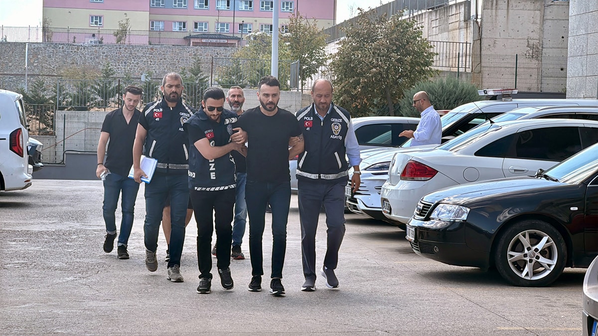 Çocuklarının yanında babaya tokat atan magandanın iş yeri kurşunlandı