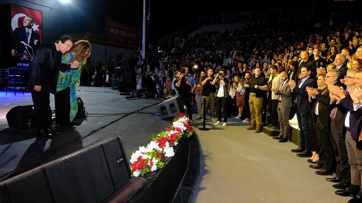 Özgür Özel, Ferdi Zeyrek Amfi Tiyatrosu’nun açılışında Fazıl Say konserini izledi