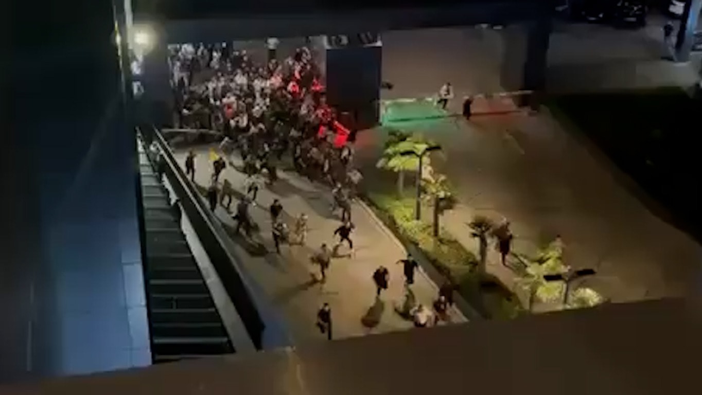 Polis ablukasına rağmen vatandaşlar, CHP İstanbul il binasına ulaştı