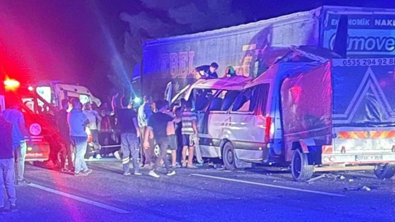 Feci kaza 3 can aldı 16 kişi yaralandı: Minibüs TIR'a çarptı