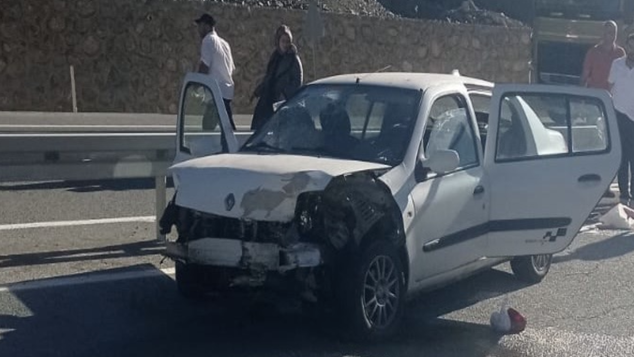 Bariyere giren otomobildeki 2'si çocuk 5 kişi yaralandı