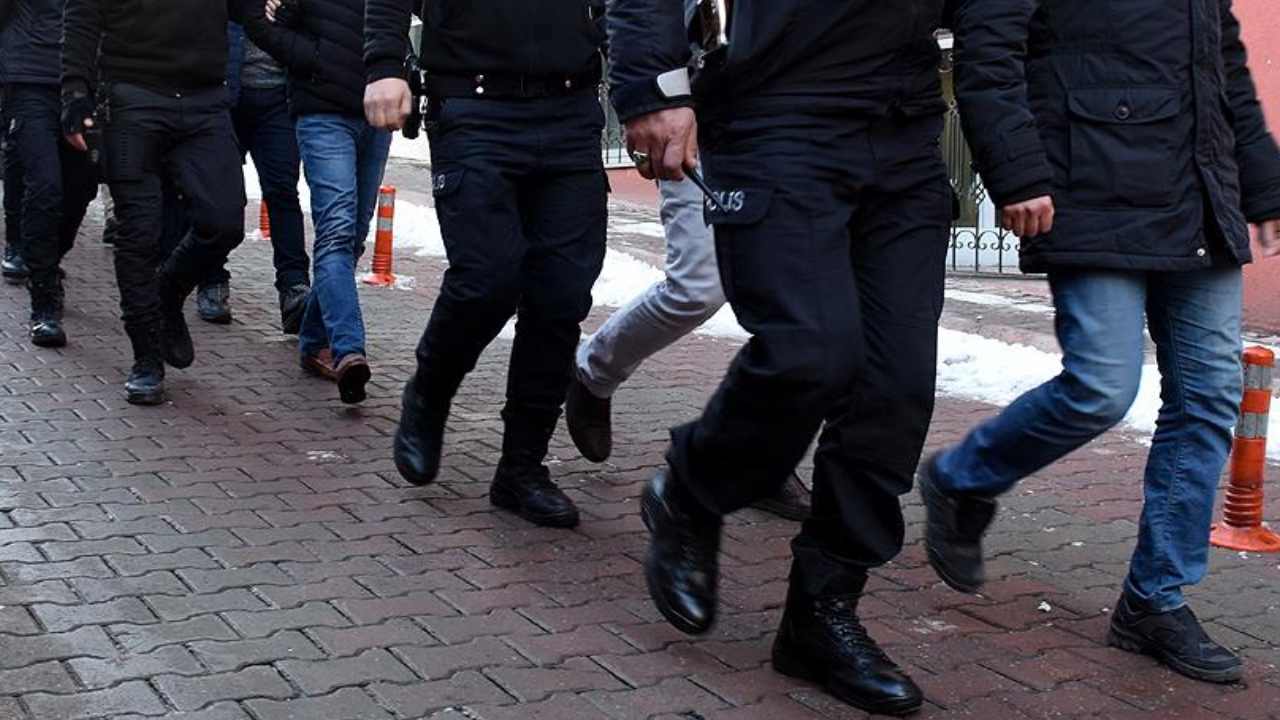 İzmir merkezli FETÖ operasyonunda 35 şüpheli yakalandı