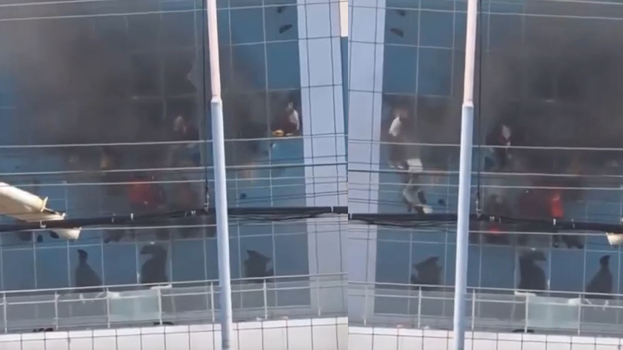 Nepal'de işler çığırından çıktı! Hükümete yakın medya binası çalışanlar içerideyken yakıldı