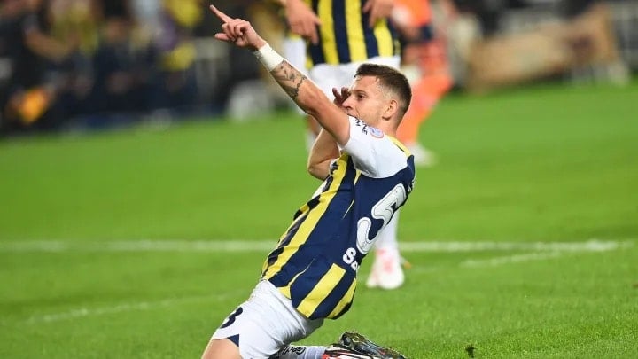 Fenerbahçe'de beklenen ayrılık gerçekleşiyor! Szymanski, Rennes'e imza atıyor