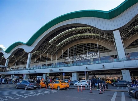 Sabiha Gökçen'de tarihi rekor! Bir günde 179 bin 789 yolcuİstanbul Sabiha Gökçen Uluslararası Havalimanı, 9 Ağustos'ta 935 uçuş ve 179 bin 789 yolcuyla günlük uçuş ve yolcu trafiğinde tüm zamanların en yüksek seviyesine ulaştı.