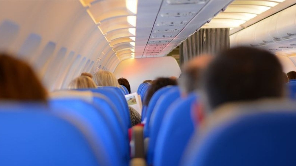 Yıllardır yanlış yapıyormuşuz: Uçuş görevlisi uçakta montunuzu asla koymamanız gereken yeri açıkladı