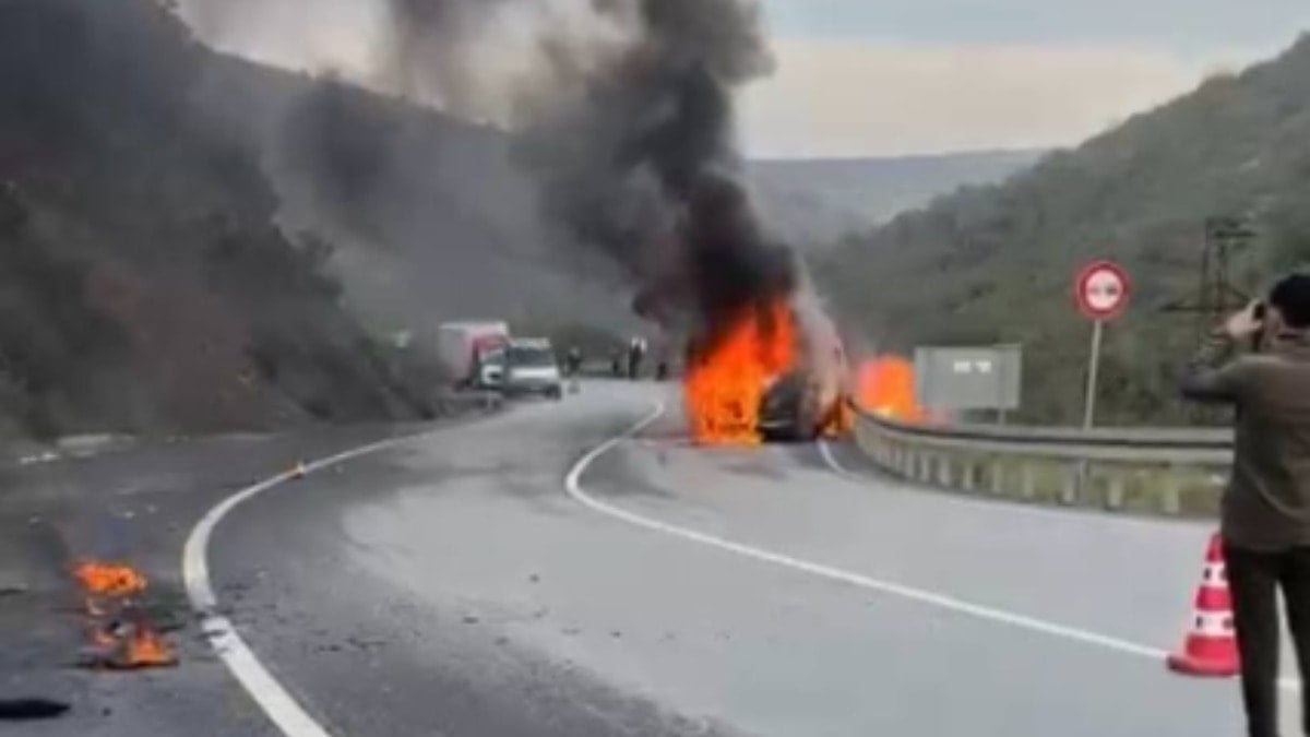 Seyir halindeki minibüs alev topuna döndü