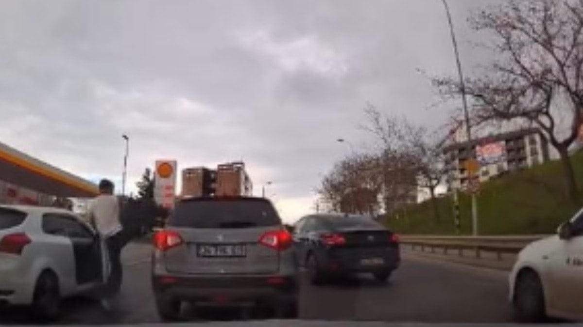 Yol verme kavgasında araca defalarca tekme attı