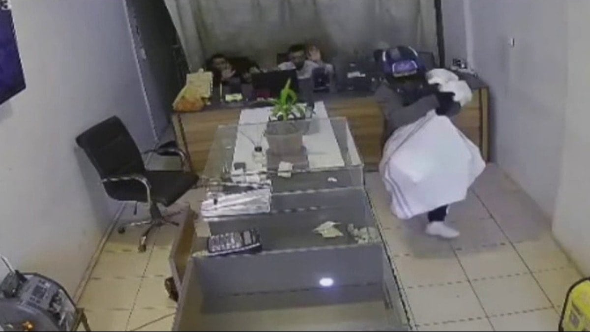 Hatay'da silahlı kuyumcu soygunu: 3 dakikada 3 kilo altınla kaçtılar