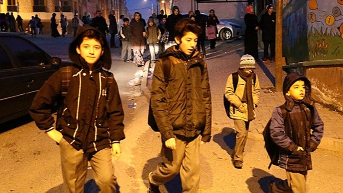 Günlerimiz boş yere karanlıkta geçiyor