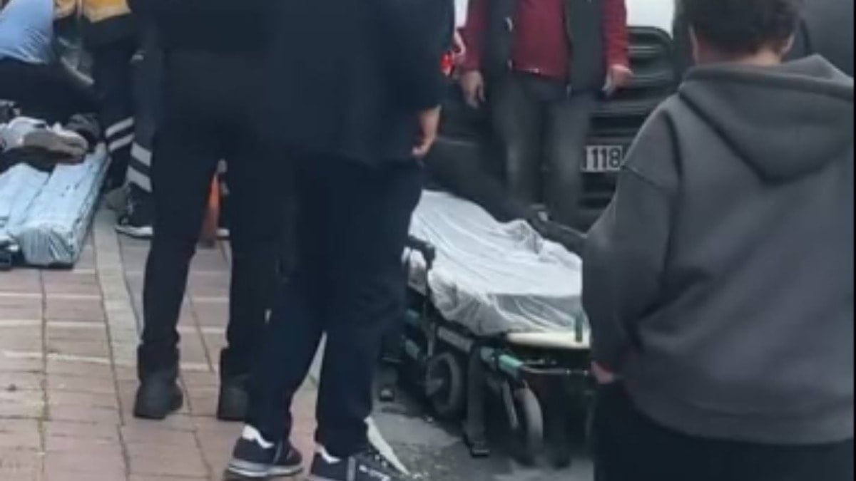 Ölümden kıl payı kurtuldu: Kamyonetten kayan malzeme işçinin üzerine düştü!