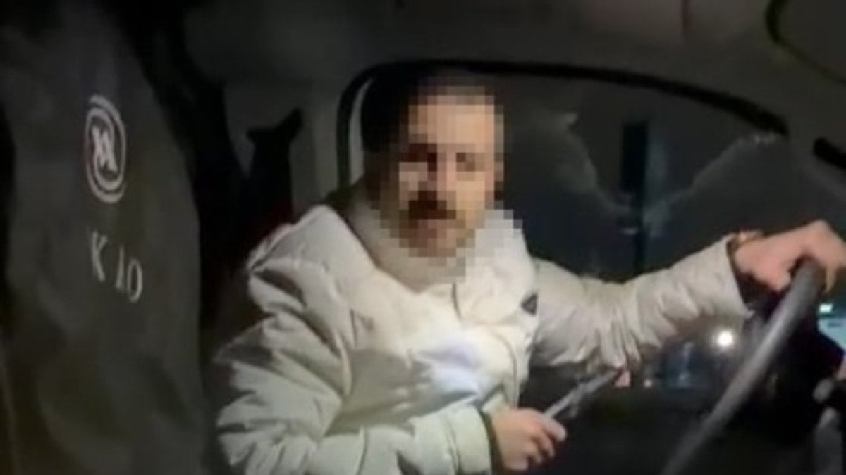 Otomobilin camından bıçakla saldırdı! Pes dedirten görüntüler ortaya çıktı