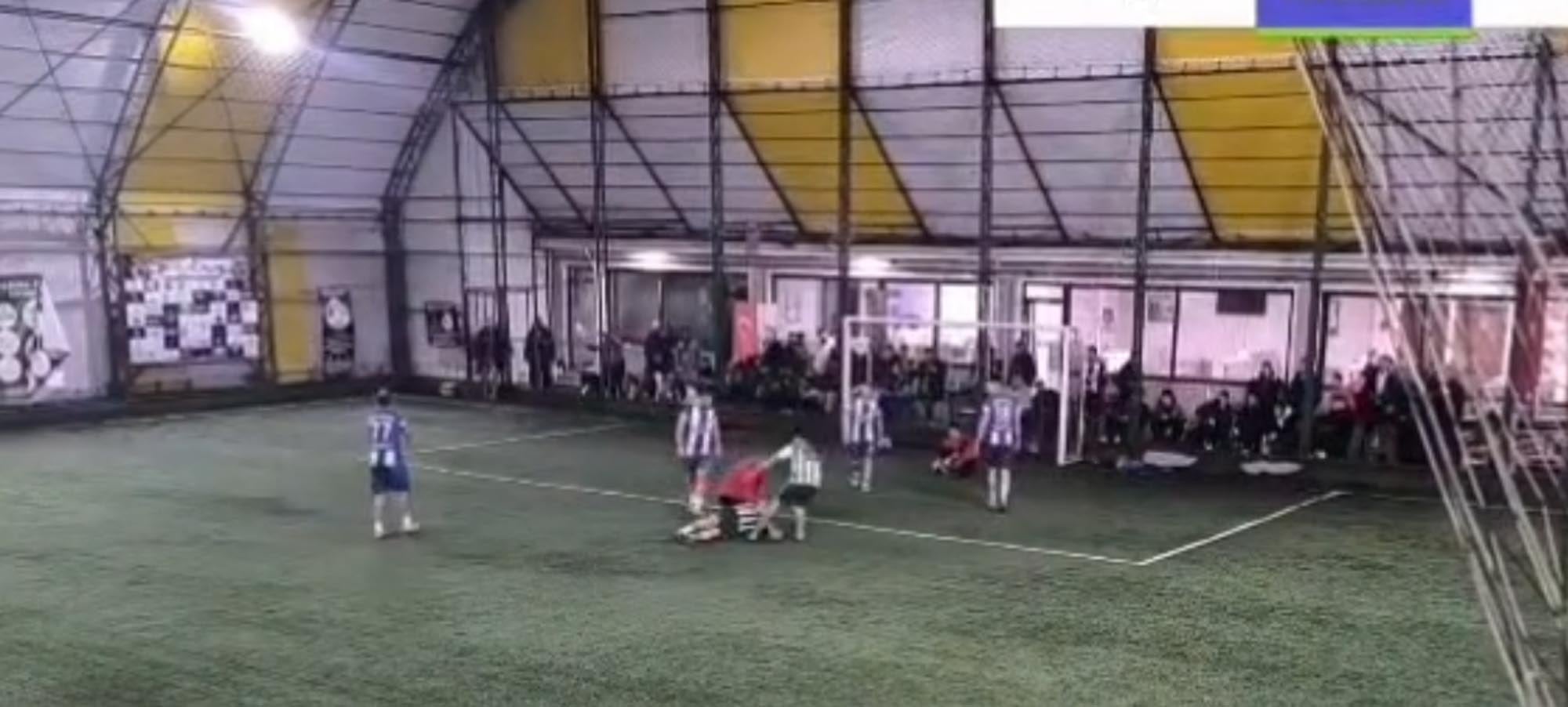 Dili boğazına kaçan futbolcuyu hakem kurtardı