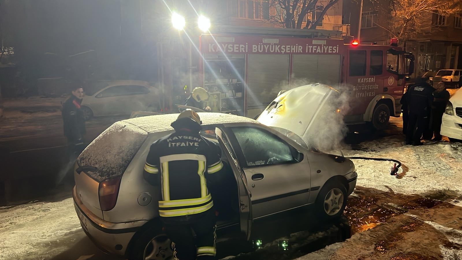Kayseri'de park halindeki otomobil alev alev yandı