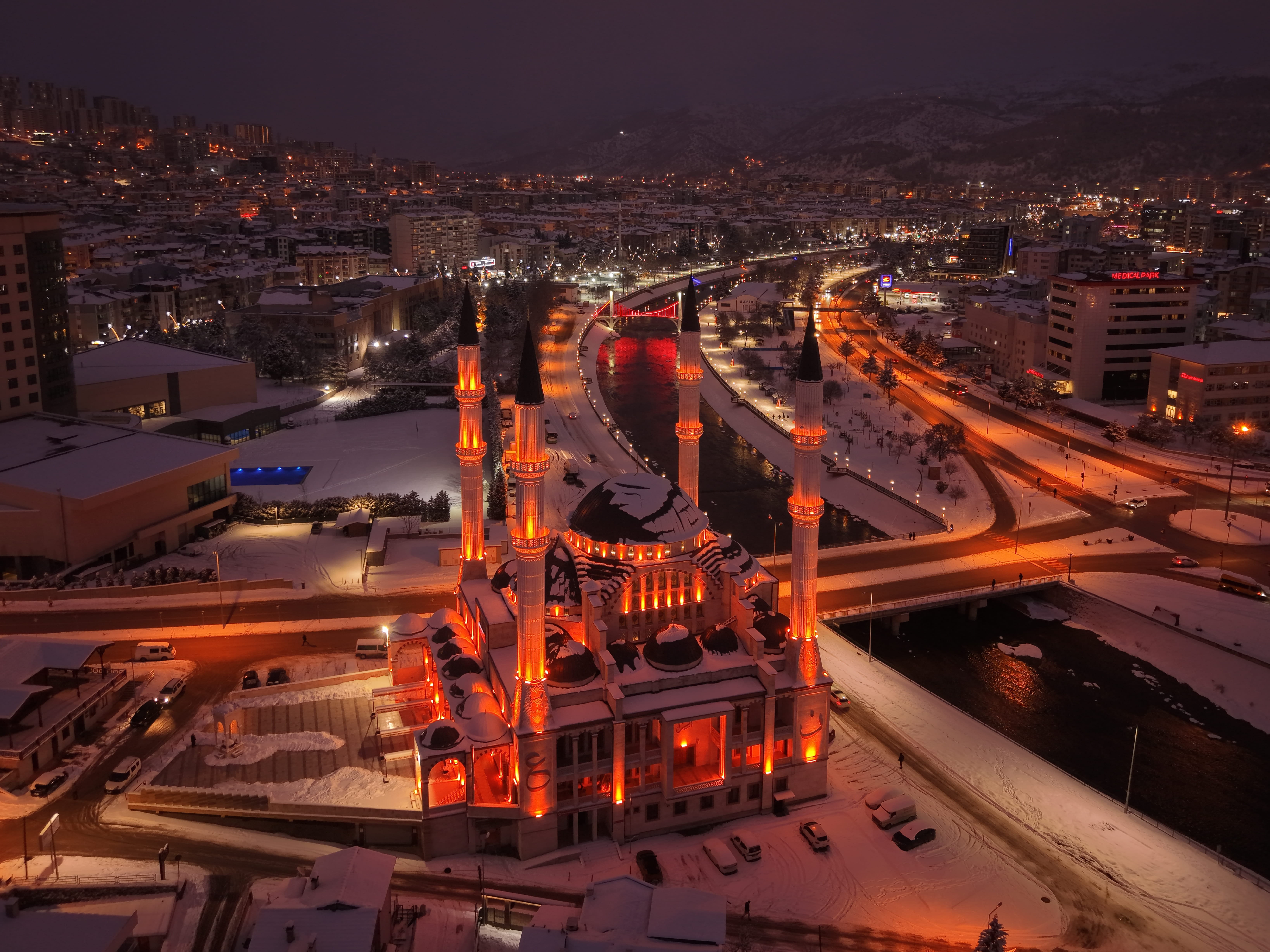 Tokat'ta kar yağışı etkili oldu; kar kalınlığı 15 santimetreye ulaştı