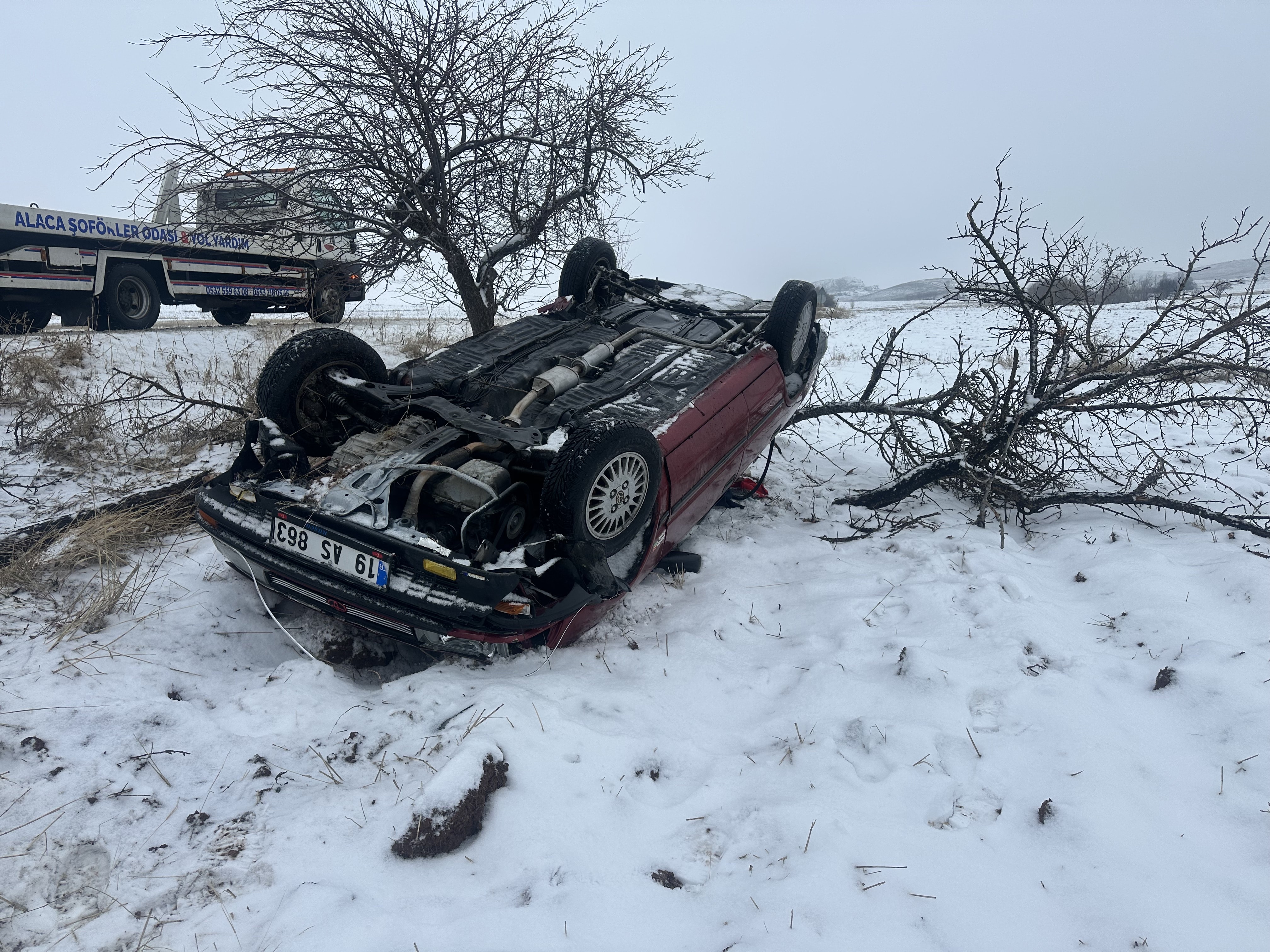 Otomobil tarlaya uçtu: 4 kişi yaralandı