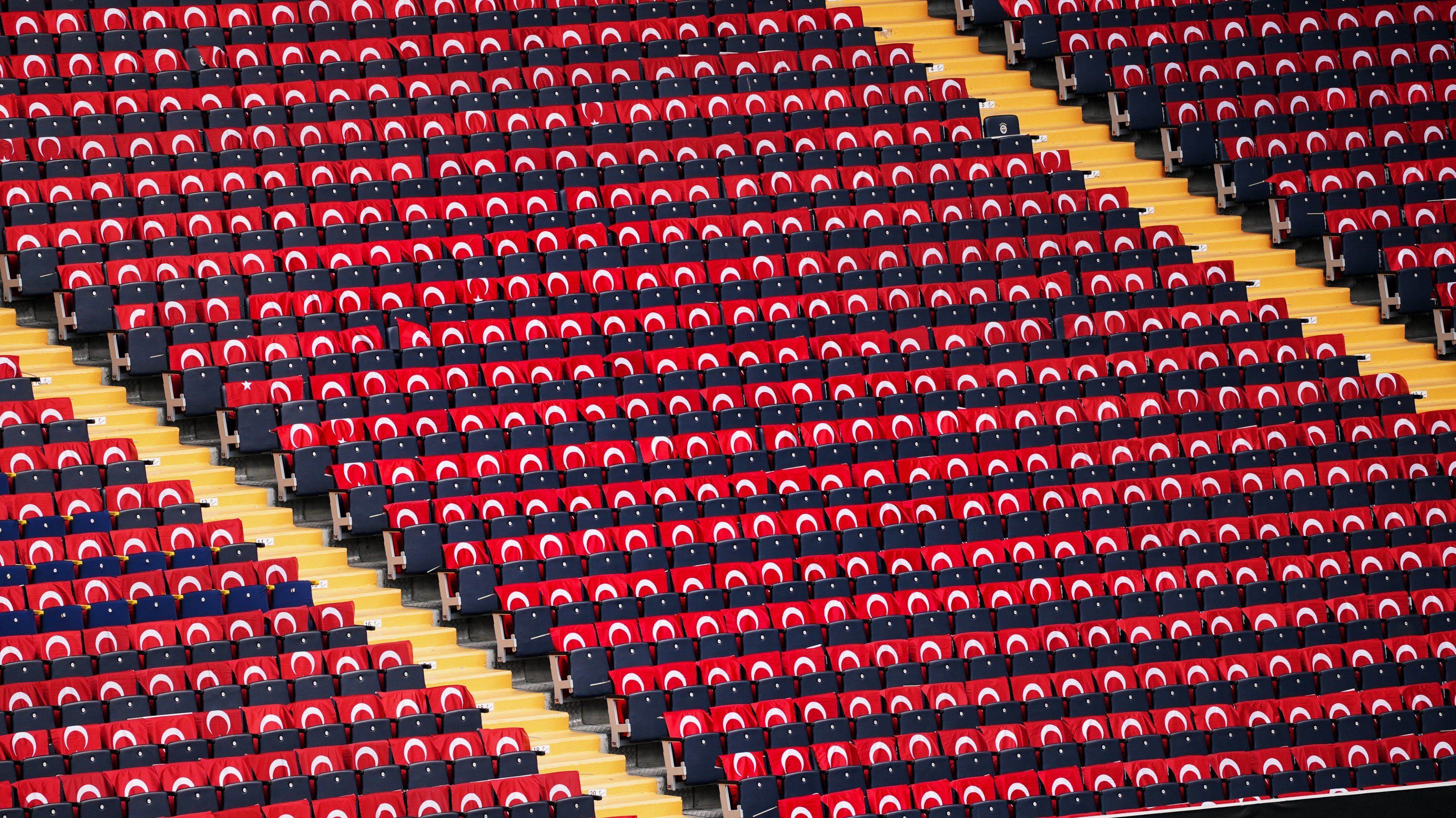 Fenerbahçe, Kadıköy'ü Türk bayrakları ile donattı