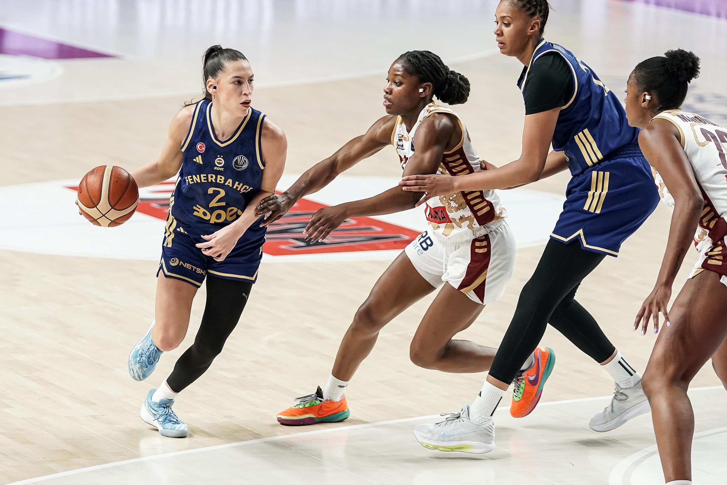 Fenerbahçe Opet, İtalya'da galip