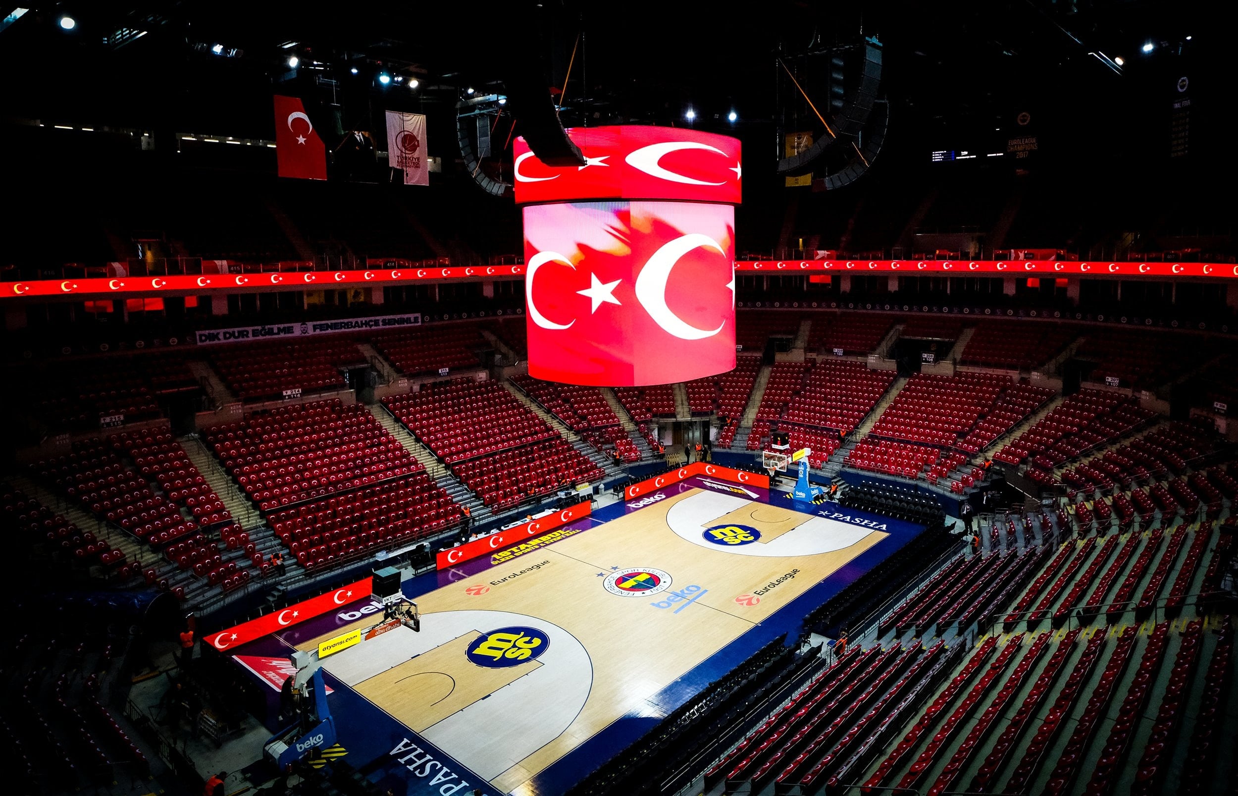 Fenerbahçe, Kadıköy'den sonra Ataşehir'i de bayraklarla donattı