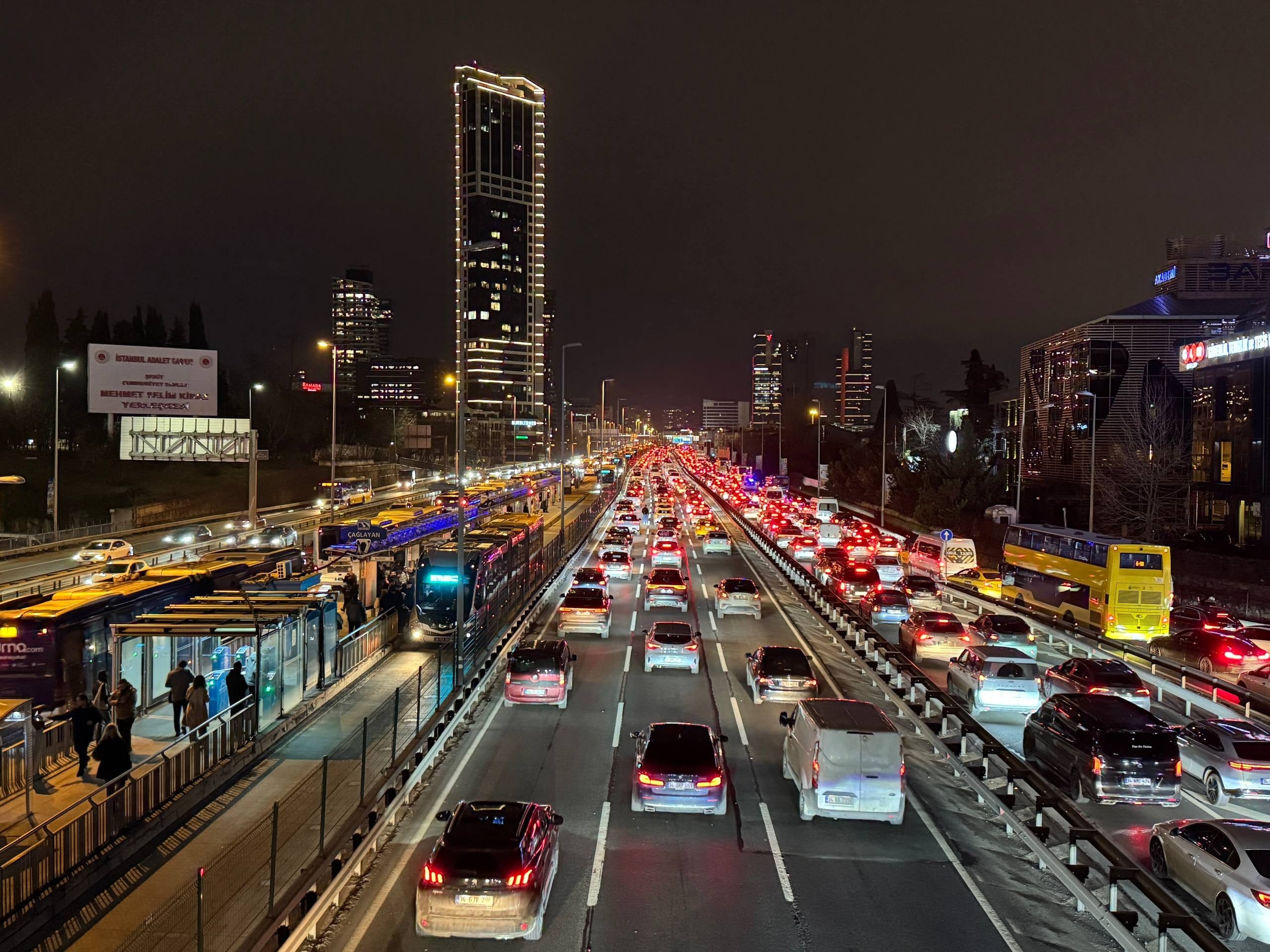 İstanbul'da trafik kilitlendi: Yoğunluk yüzde 85'i buldu