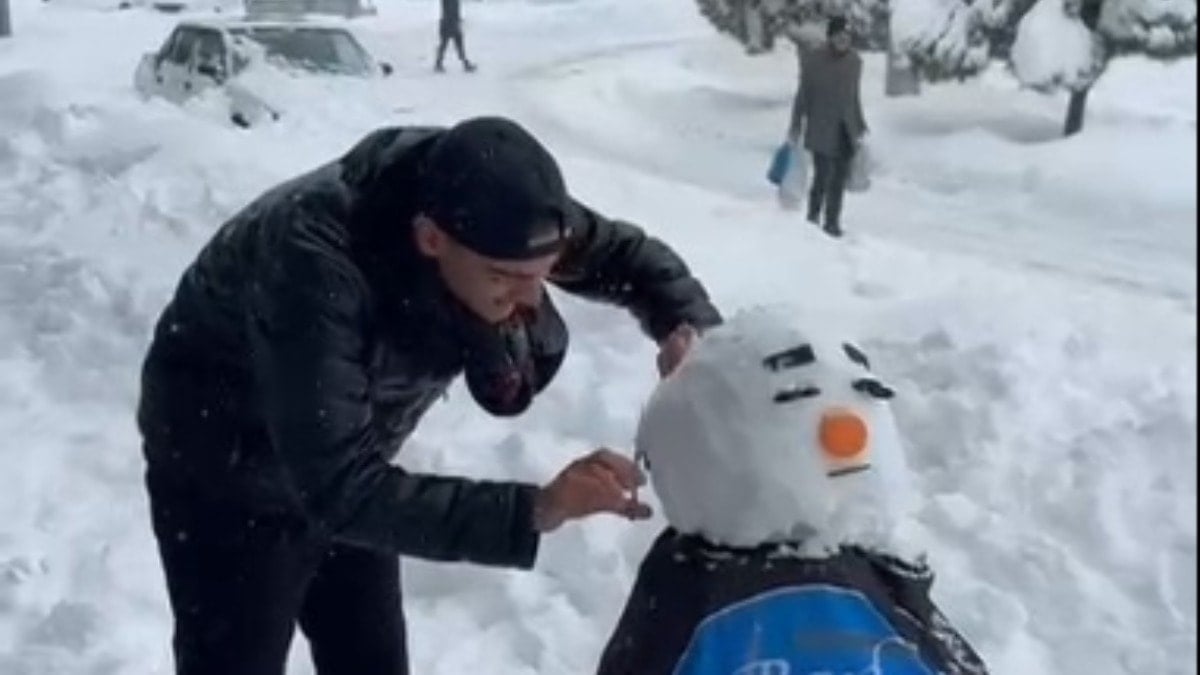 Meslek aşkı peşini bırakmadı! Kardan adamı da tıraş etti