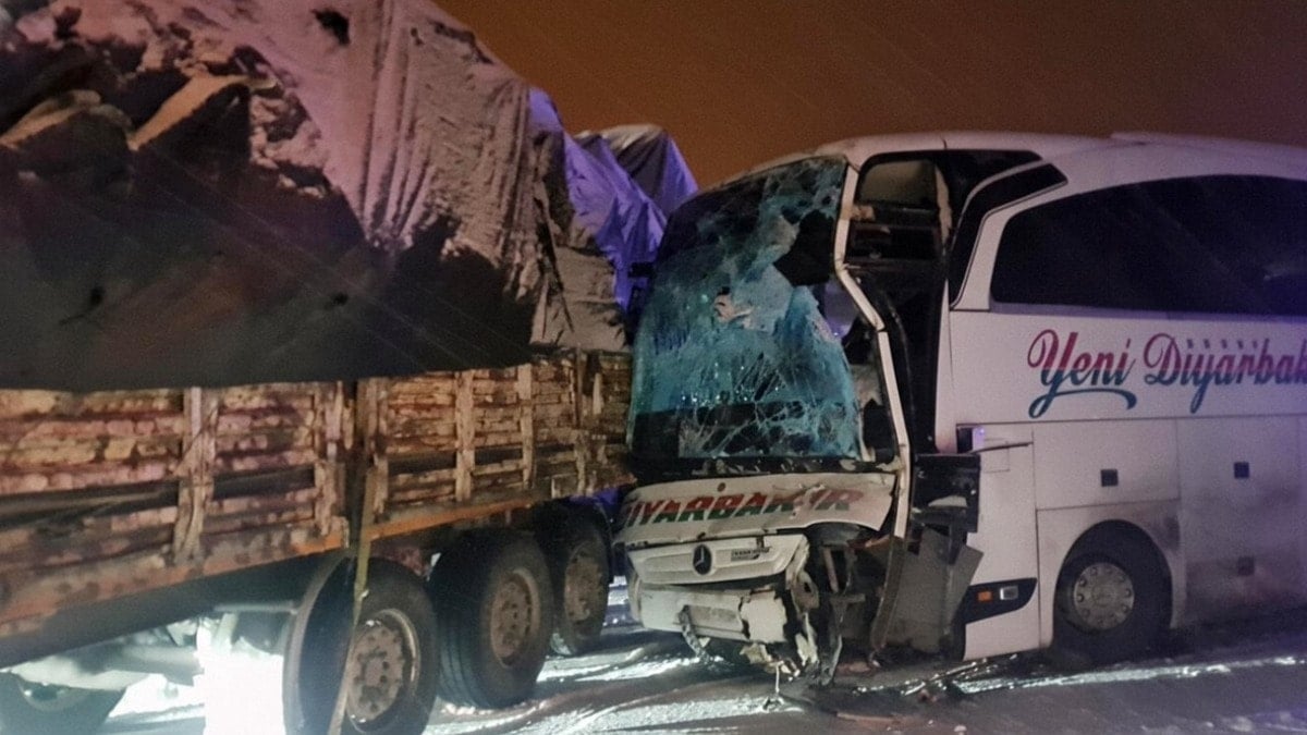 Bingöl’de yolcu otobüsü ile TIR çarpıştı: 3 yaralı