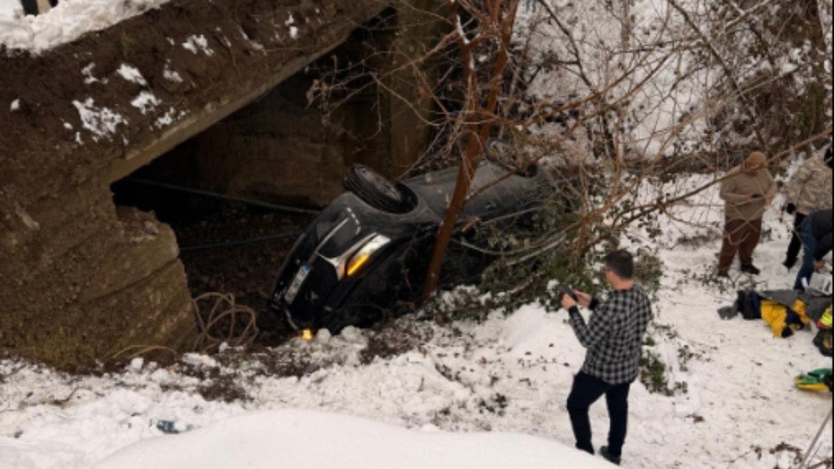 Hatay’da otomobil köprüden düştü: 5 yaralı