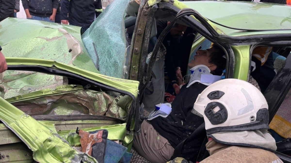 Hatay’da minibüs ile otomobil çarpıştı: 1'i ağır 5 yaralı