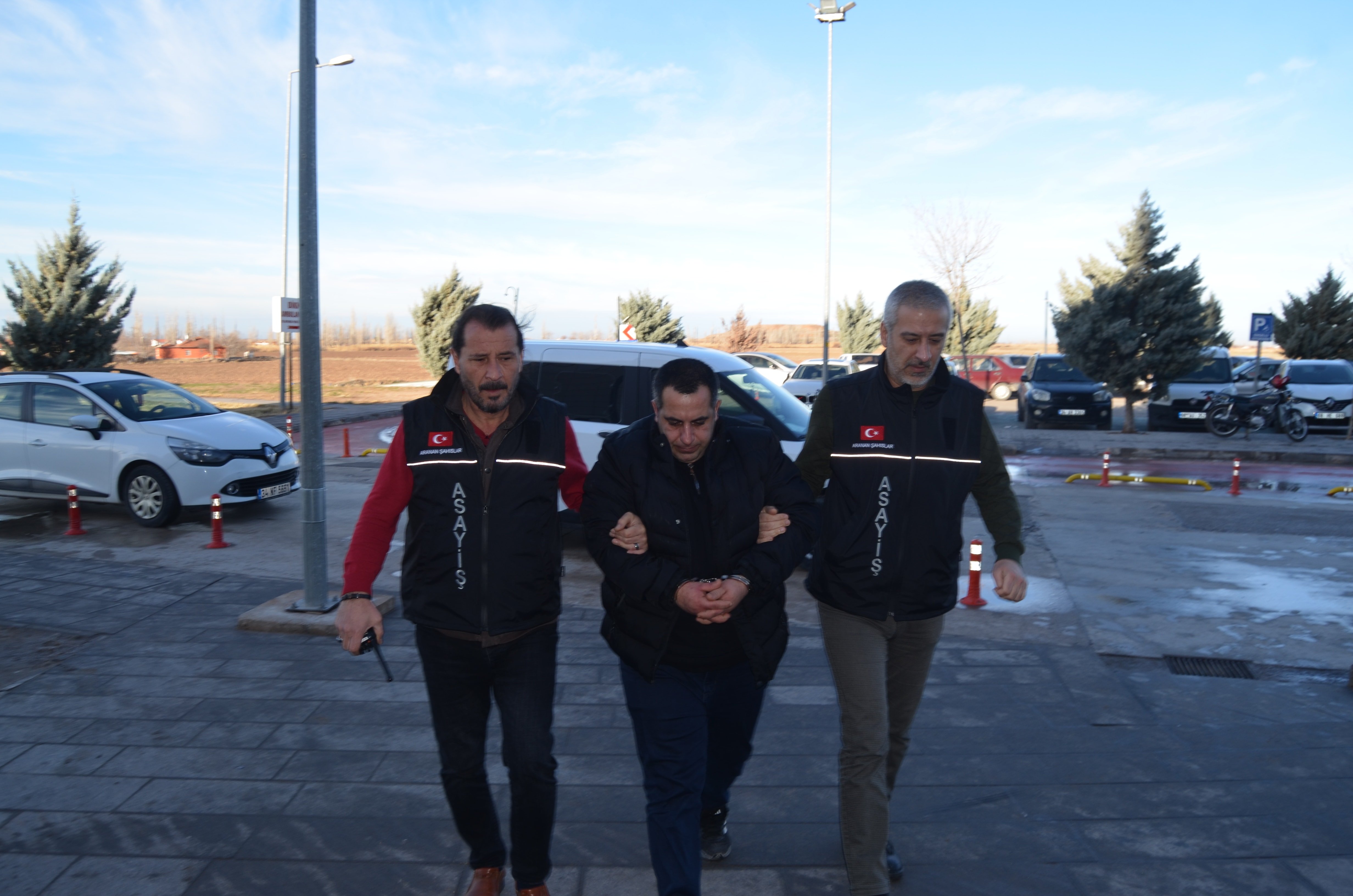 48 suçtan aranıyordu, tatlı yerken yakalandı