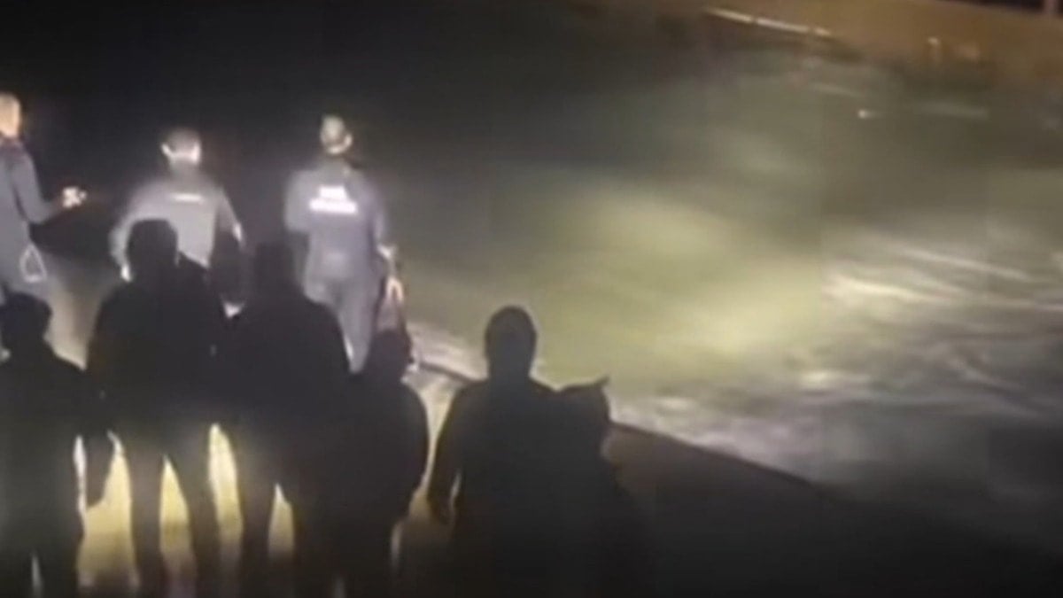 Otelin iskelesinde onarım yapan işçiler fırtınada denize savruldu: Bir ölü 2 yaralı