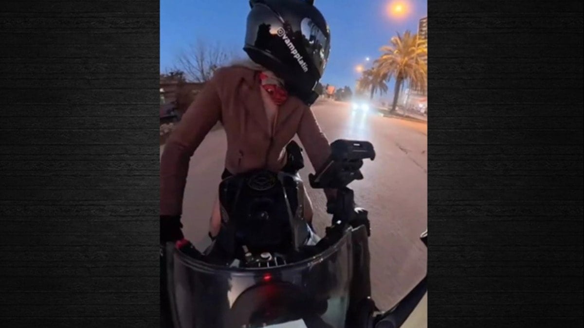 Kadın motosikletliye, arkadan gelen otomobil çarptı