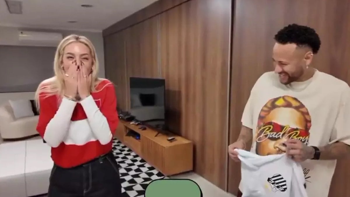 Survivor Aycan fermuarını açık unuttu Neymar ne yapacağını şaşırdı