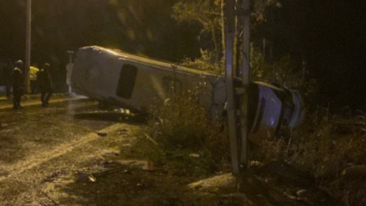 Kontrolden çıkan minibüs devrildi; 13 yaralı