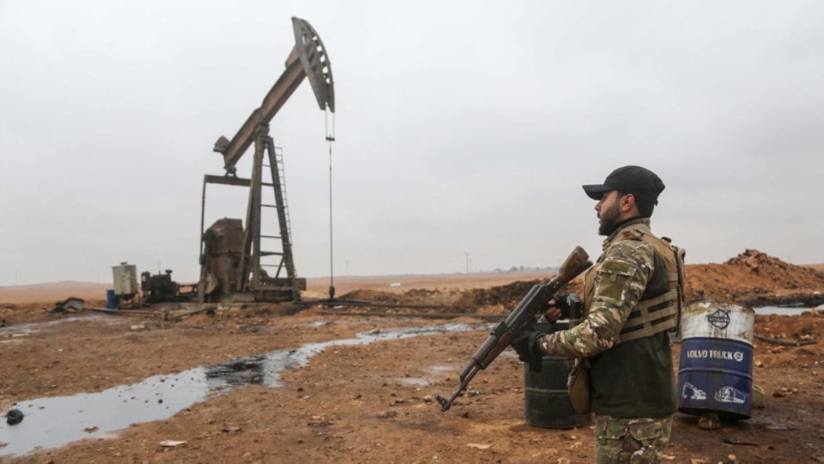 Suriye'de SDG'den kurtarılan bölgelerden çıkarılan petrolün ilk sevkiyatı Banyas'a ulaştı