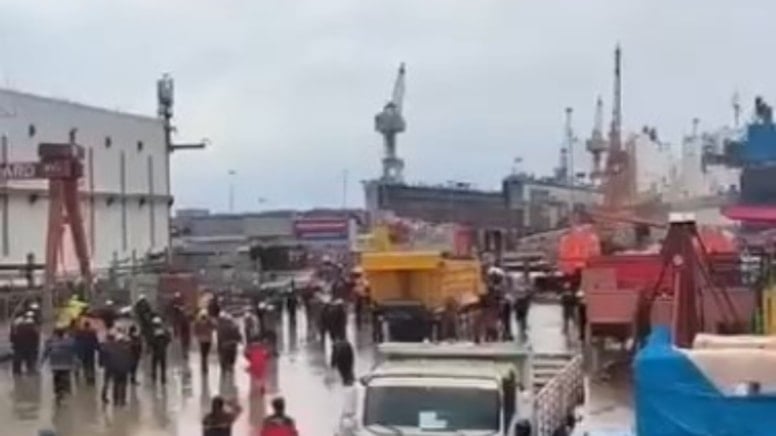 Tuzla'da tersaneler bölgesinde vinç devrildi