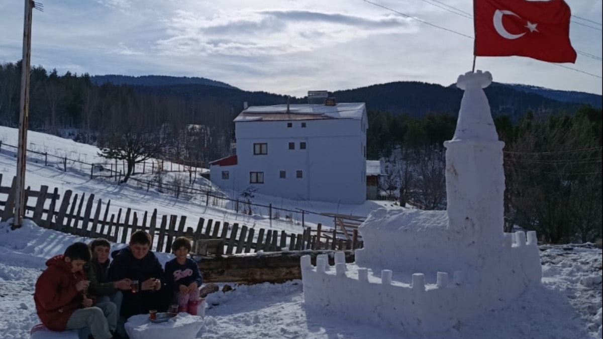 Kardan Kız Kulesi önünde çay keyfi
