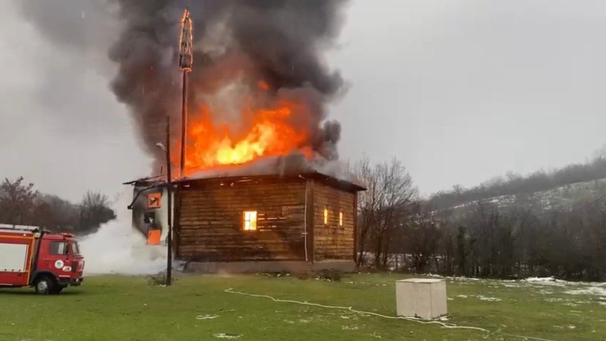 450 yıllık Elekler Camisi alev alev yandı